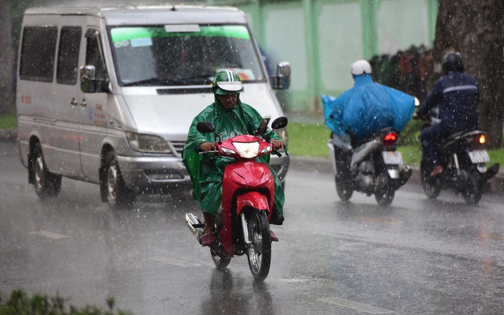 TP.HCM mưa dông tối trời, sấm sét rền vang - Ảnh 2.