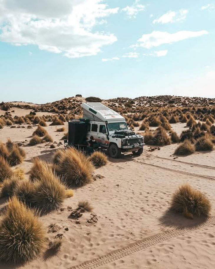 Sống trong Land Rover Defender: Không giường không nhà tắm nhưng... tiết kiệm tiền thuê nhà - Ảnh 14.