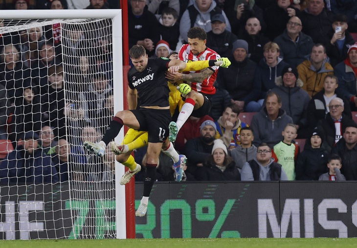 Cận cảnh pha va chạm kinh hoàng của thủ môn West Ham - Ảnh 1.