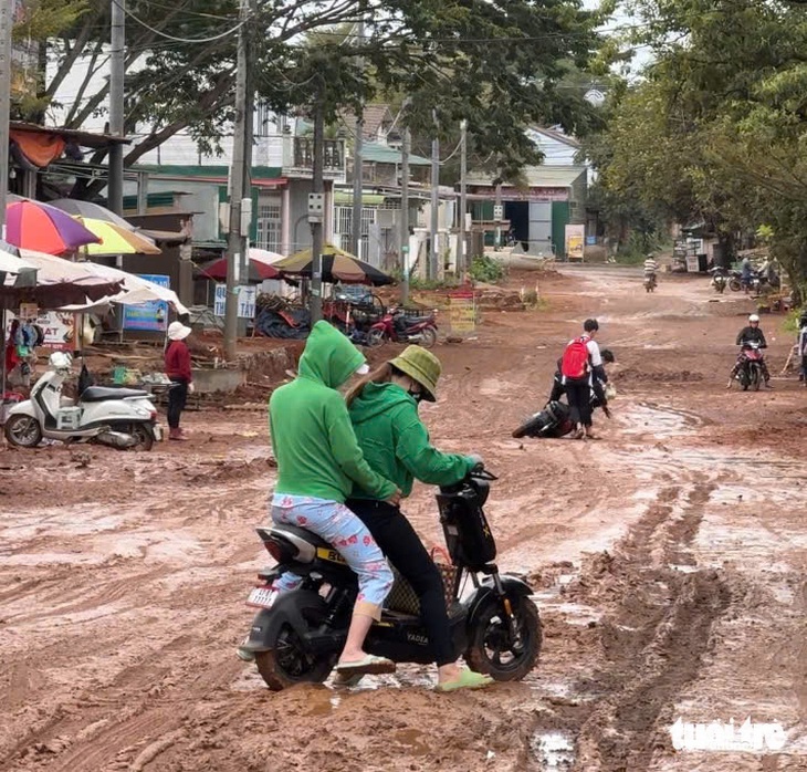 Dân khóc ròng vì đường thành sình lầy sau mỗi cơn mưa - Ảnh 4.