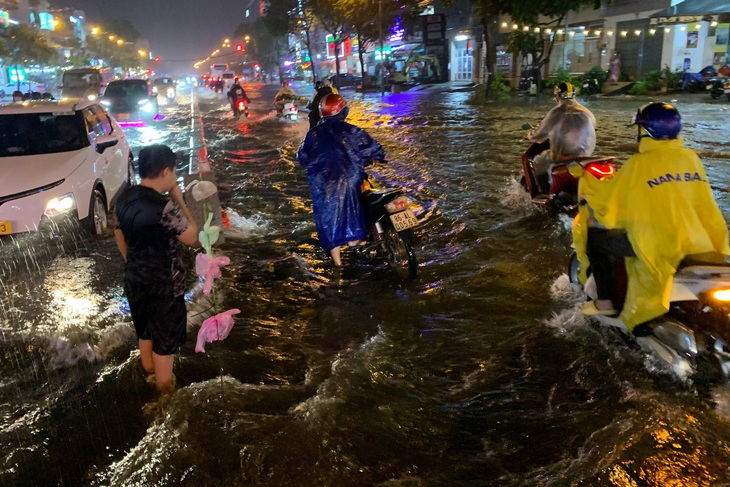 TP.HCM mưa dông tối trời, sấm sét rền vang - Ảnh 4.