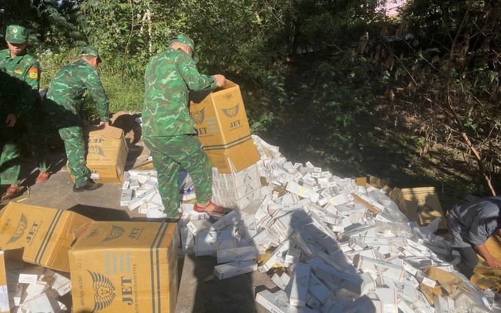 Cảnh sát chặn bắt xe tải chở 24.000 bao thuốc lá JET nhập lậu khi tới Đà Nẵng - Ảnh 2.