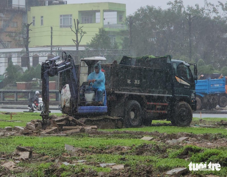 Xới tung quảng trường Phạm Văn Đồng thi công, bà con nói 'thấy đào là thấy Tết' - Ảnh 1.