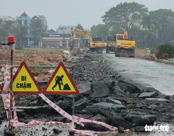 Xới tung quảng trường Phạm Văn Đồng thi công, bà con nói 'thấy đào là thấy Tết' - Ảnh 5.