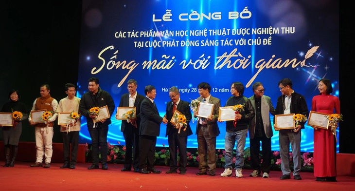 Những tác giả nào có tác phẩm văn học nghệ thuật ‘sống mãi với thời gian’ - Ảnh 2.