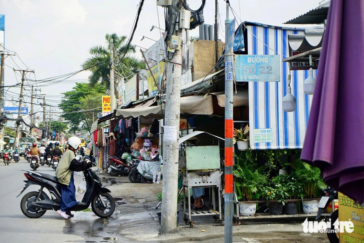 Bảng tên đường bị mờ, lạc giữa biển quảng cáo 'đánh đố' người đi đường - Ảnh 3.