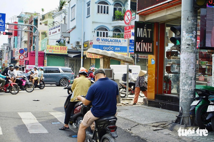 Bảng tên đường bị mờ, lạc giữa biển quảng cáo 'đánh đố' người đi đường - Ảnh 4.