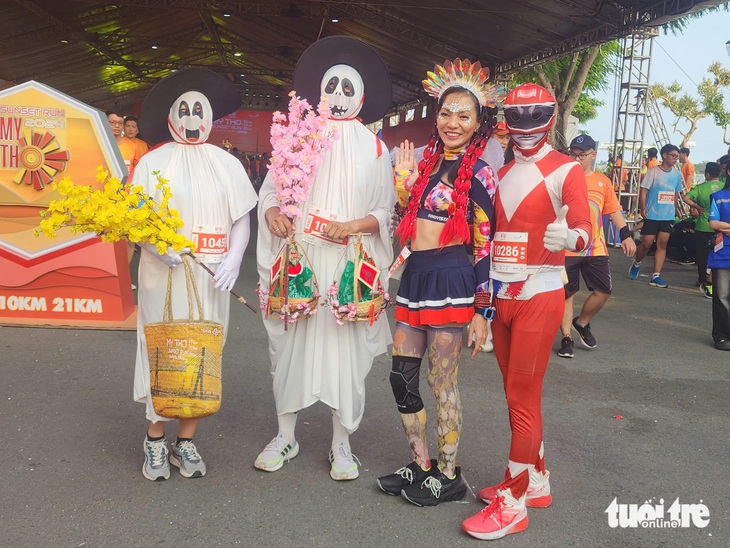 Chàng trai ngồi xe lăn chinh phục 10km Marathon 2024 - Ảnh 3.