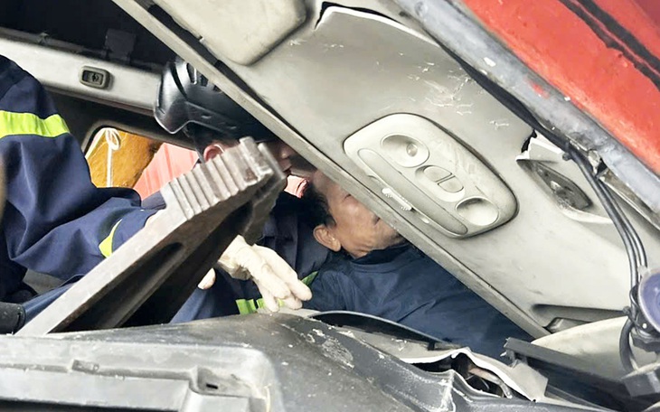 Giải cứu tài xế xe đầu kéo mắc kẹt trong cabin sau tai nạn ở đường dẫn cao tốc - Ảnh 2.