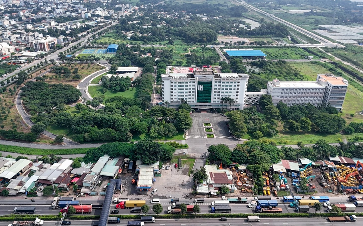 ‘Ổ gà, ổ voi’ bủa vây đường quanh khu đô thị Đại học Quốc gia TP.HCM - Ảnh 8.
