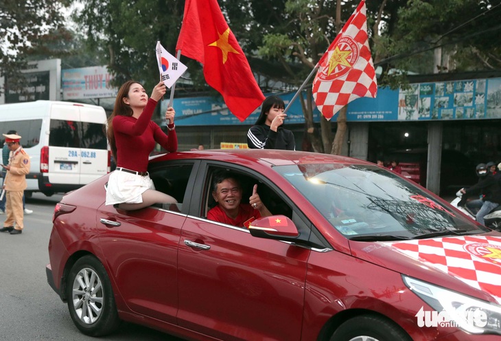 Sân Việt Trì đông nghẹt cổ động viên cổ vũ tuyển Việt Nam đấu Singapore - Ảnh 8.