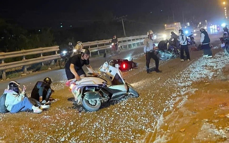 Đồng Nai: Xe khách tông hàng loạt xe máy đang dừng chờ đèn đỏ trên quốc lộ 14 - Ảnh 2.