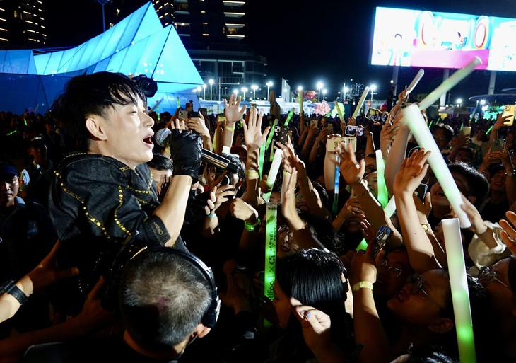 Trúc Nhân, Karik, MONO chiêu đãi khán giả City Tết Fest hàng loạt bản hit - Ảnh 2.