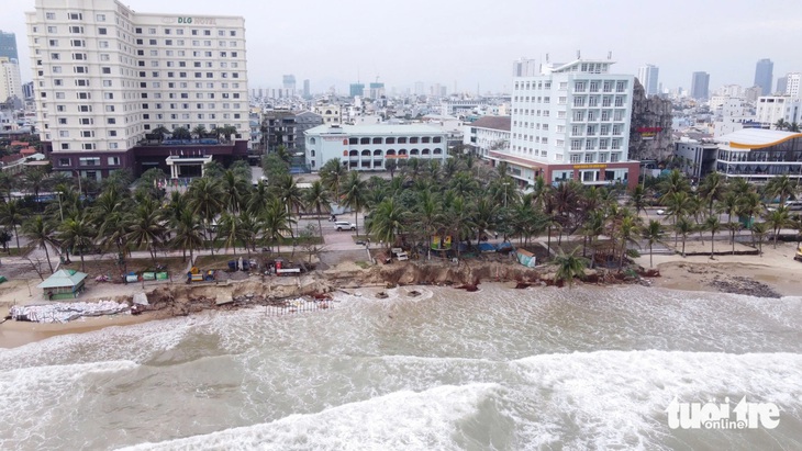 'Bãi tắm đẹp nhất hành tinh' ở Đà Nẵng bị xâm thực, sóng đánh tan tác ven bờ - Ảnh 2.