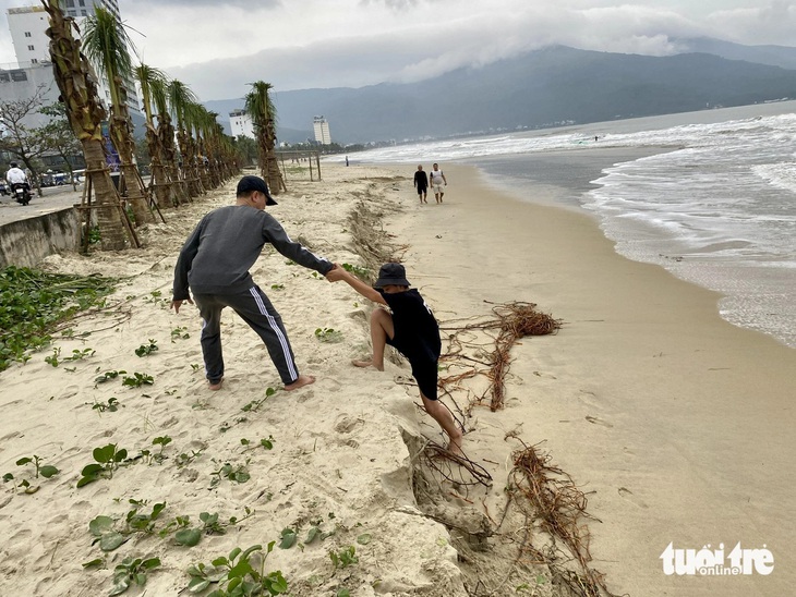 'Bãi tắm đẹp nhất hành tinh' ở Đà Nẵng lại bị xâm thực - Ảnh 12.