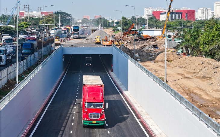 Nút giao Nguyễn Văn Linh - Nguyễn Hữu Thọ được trả lại lối đi sau gần một năm 'đóng cửa' - Ảnh 4.