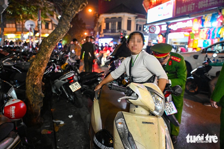 Trông xe 'chặt chém', chiếm gần hết lòng đường, loạt bãi trông xe quanh hồ Gươm bị xử phạt - Ảnh 11.