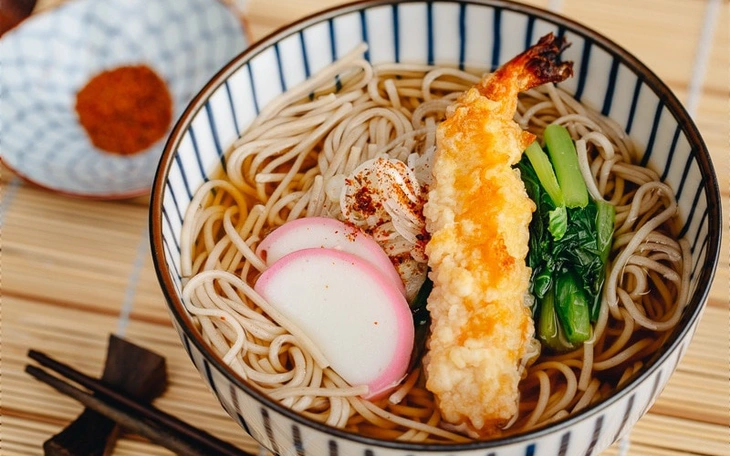 Ăn 12 quả nho, húp mì trường thọ... và các phong tục đón năm mới độc đáo trên thế giới - Ảnh 10.