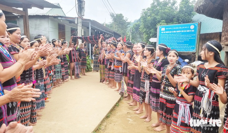 Độc đáo nghi lễ nhập làng, thể hiện văn hóa hiếu khách của người Cơ Tu - Ảnh 4.