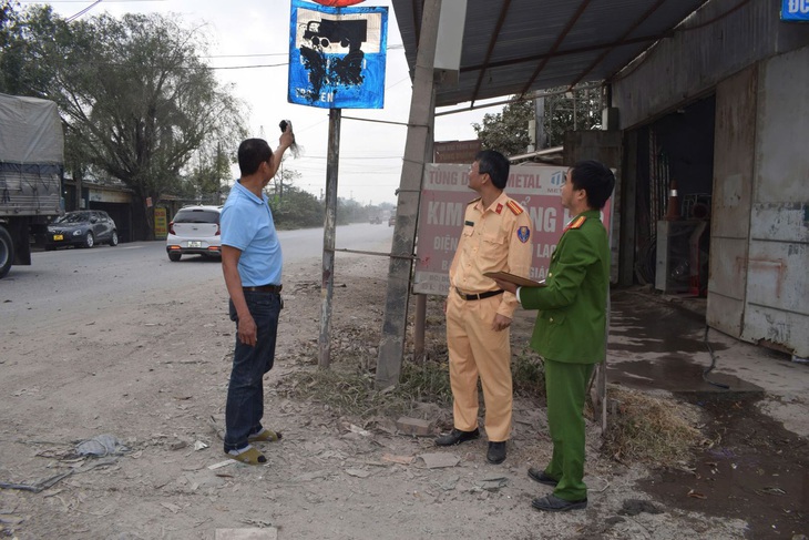 Bôi xóa biển báo giao thông để lái xe vào đường cấm, công an vẫn phát hiện thủ phạm - Ảnh 1.