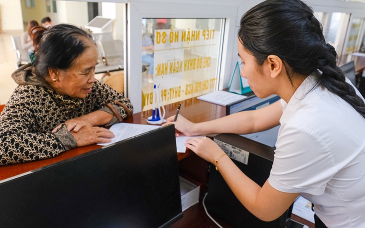 Thủ tướng chỉ thị chi trả gộp 2 tháng lương hưu, tạo điều kiện cho người thụ hưởng chính sách vui Xu - Ảnh 2.