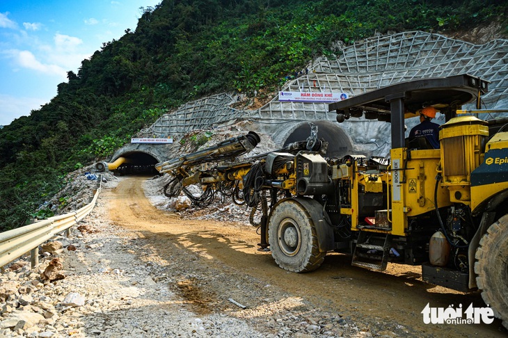 Xẻ núi, khoan hầm làm cao tốc lên công viên địa chất toàn cầu Cao Bằng - Ảnh 1.