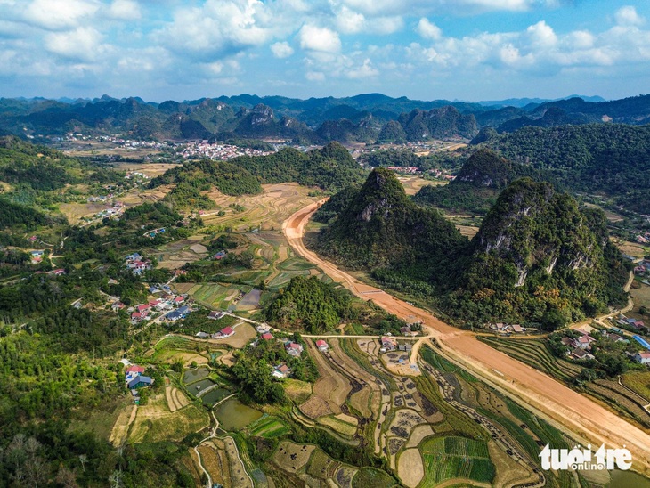 Xẻ núi, khoan hầm làm cao tốc lên công viên địa chất toàn cầu Cao Bằng - Ảnh 5.