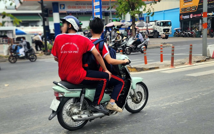 Xử phạt phó công an phường đầu trần lái xe máy chở vợ ở Hà Nội - Ảnh 2.