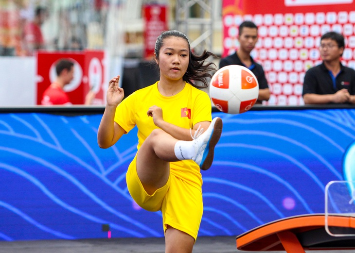 Nữ trọng tài bóng đá gây sốt ở Giải teqball thế giới - Ảnh 1.