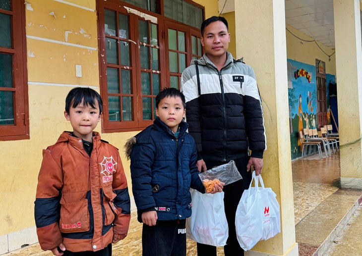 Hàng trăm phần quà là sữa Nhật Bản gửi tới học sinh vùng lũ Cao Bằng - Ảnh 2.