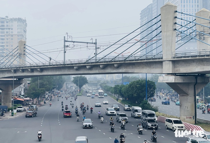 Sáng nay TP.HCM trời mù mịt, cảnh báo bụi ô nhiễm - Ảnh 3.