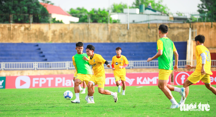 Sông Lam Nghệ An bết bát, tư lệnh ngành văn hóa thể thao tỉnh nói 'đáng buồn' - Ảnh 2.