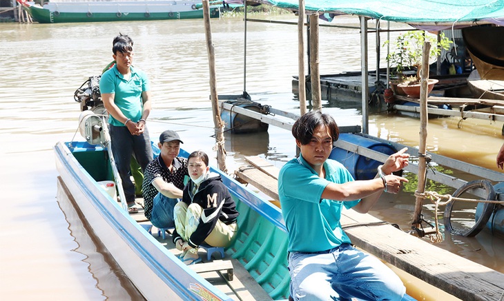 An Giang triệt phá đường dây đưa người qua biên giới đánh bạc - Ảnh 1.