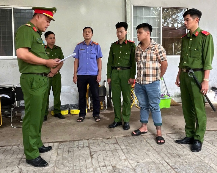 Bắt tạm giam 2 thanh niên ‘nã’ súng vào nhà dân ở Vĩnh Long - Ảnh 2.