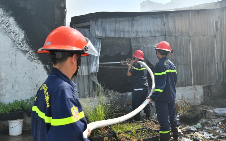 Công an thông tin vụ cháy 10 nhà xưởng, cửa hàng kinh doanh gỗ ở Hà Nội - Ảnh 2.