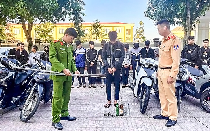 Ngăn chặn nhóm thanh thiếu niên Hà Tĩnh mang hung khí vào Quảng Bình tìm "đối thủ" đánh nhau - Ảnh 3.