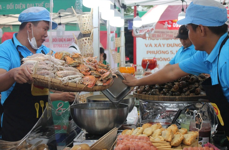 Lễ hội ẩm thực Chợ Lớn: Khách than có tiền cũng khó mua, há cảo, sủi cảo, bánh hẹ hết quá sớm - Ảnh 3.