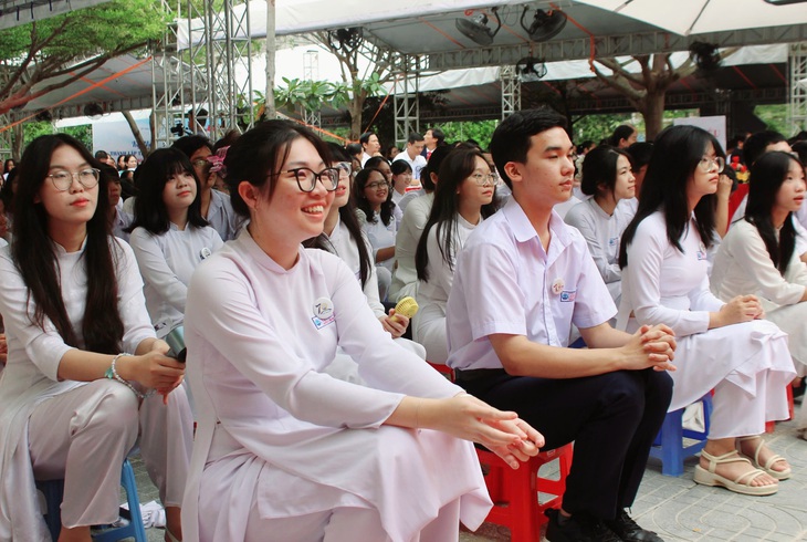 70 năm thành lập, lần thứ hai Trường THPT Vũng Tàu đón nhận Huân chương Lao động hạng Nhì  - Ảnh 4.