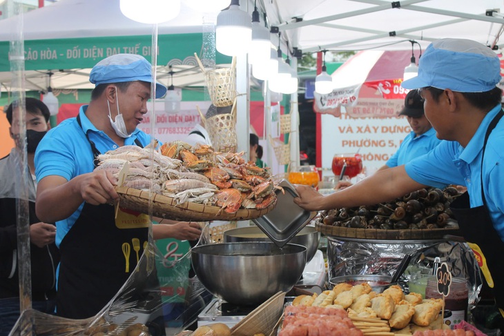 Làm nhỏ món ăn ở Lễ hội ẩm thực Chợ Lớn lại để giảm giá? - Ảnh 1.