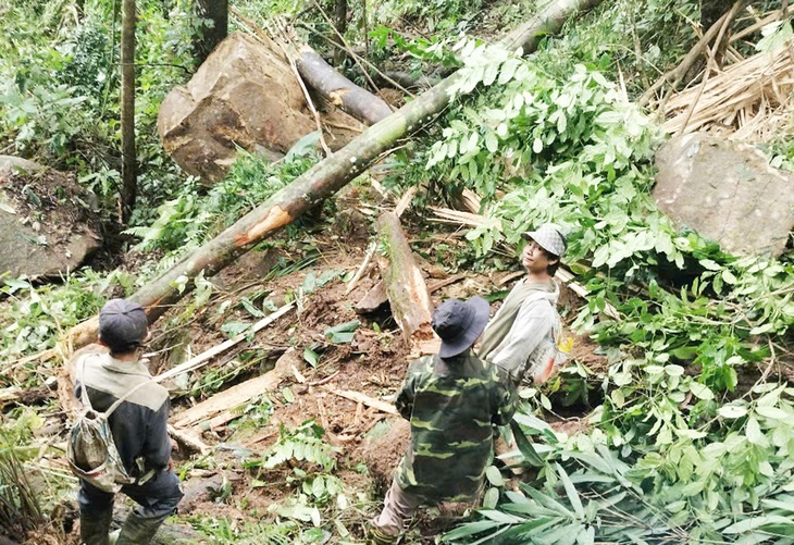 Người dân sống bất an nơi núi lở, đá lăn do động đất - Ảnh 3.