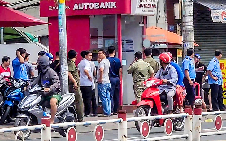 Tạm giữ hình sự người dùng búa đập phá cửa kính 3 trụ ATM - Ảnh 3.