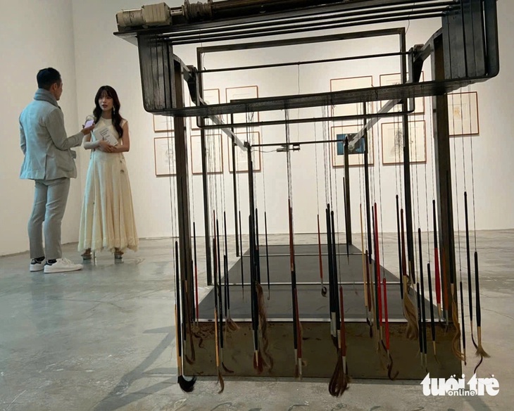 Những người đàn ông ngủ và chiếc máy vẽ tranh từ tóc phụ nữ của Rosemarie Trockel - Ảnh 2. Những người đàn ông ngủ và chiếc máy vẽ tranh từ tóc phụ nữ của Rosemarie Trockel - Ảnh 2.