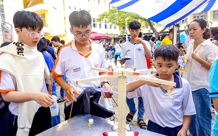 Hơn 1.000 trò chơi, trải nghiệm toán học khiến 6.000 học sinh, sinh viên mê mẩn trong Ngày hội “Chơi - Ảnh 1.