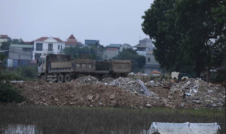 Đất nông nghiệp bỏ hoang bị san lấp ngay giữa ban ngày, lãnh đạo xã ở Hà Nội nêu lý do gì? - Ảnh 3.