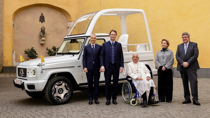 Giáo hoàng dùng Mercedes-Benz G-Class làm xe di chuyển: Popemobile mạnh nhất lịch sử? - Ảnh 1.