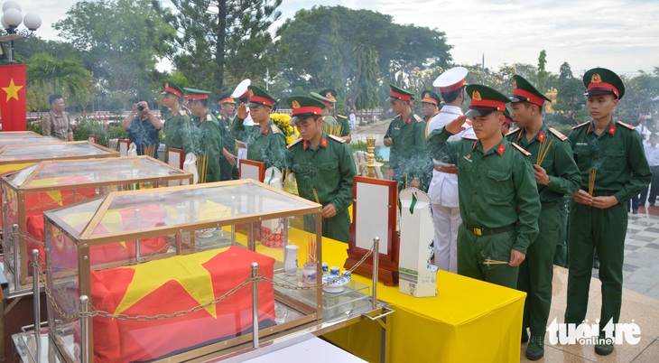 Bình Thuận an táng cho các liệt sĩ quê nhà trong vụ tai nạn diễn tập tại Quân khu 7 - Ảnh 4.