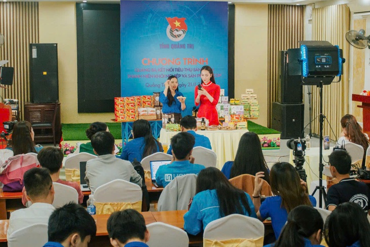 Á hậu Hoàng Kim Chi dạy cách livestream bán hàng trên TikTok cho bạn trẻ khởi nghiệp - Ảnh 3.