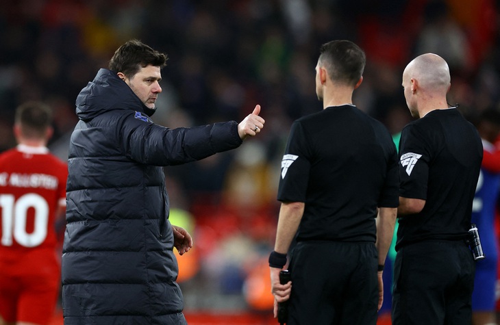 Huấn luyện viên Pochettino của Chelsea châm chọc trọng tài Tierney (bìa phải) sau trận - Ảnh: REUTERS