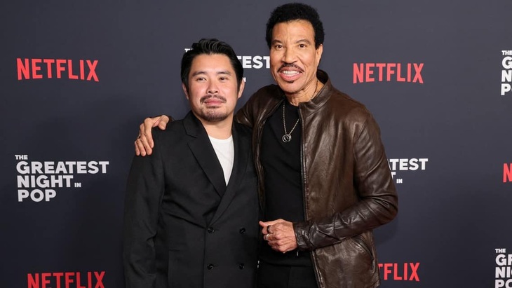 Đạo diễn Bảo Nguyễn và danh ca Lionel Richie khi ra mắt phim The Greatest Night in Pop - Ảnh: Reuters