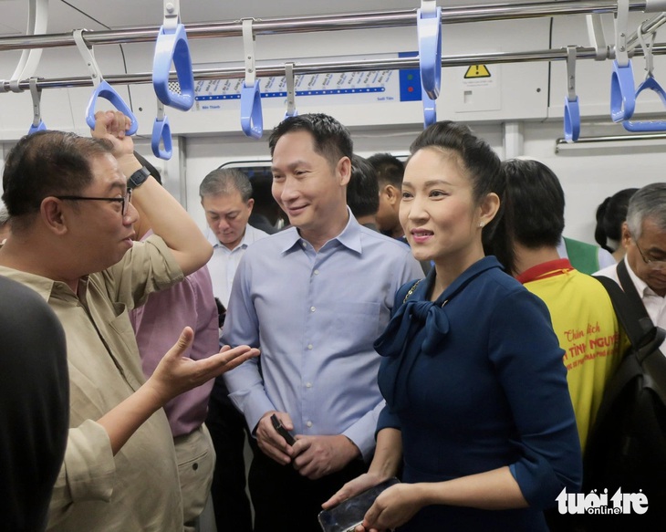 Bà Nguyễn Thị Thanh Thúy - phó giám đốc Sở Văn hóa và Thể thao TP.HCM, trò chuyện trên tuyến metro từ Bến Thành đi Suối Tiên - Ảnh: T.T.D.